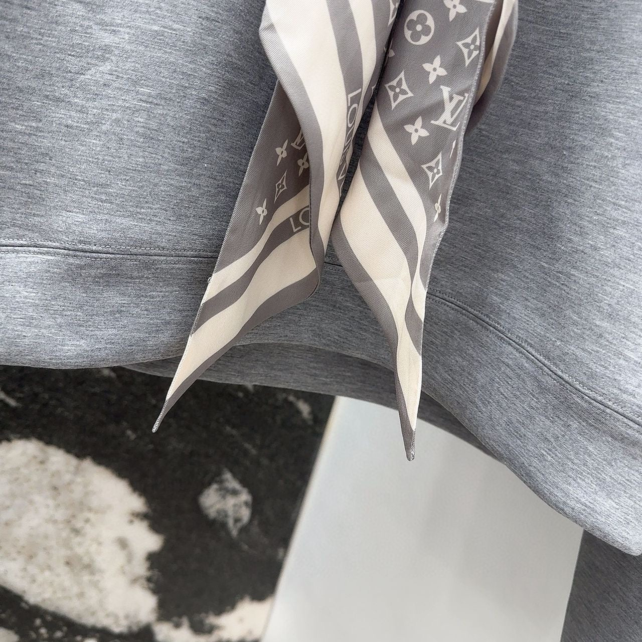 SWEAT FOULARD LOUIS VUITTON GRIS
