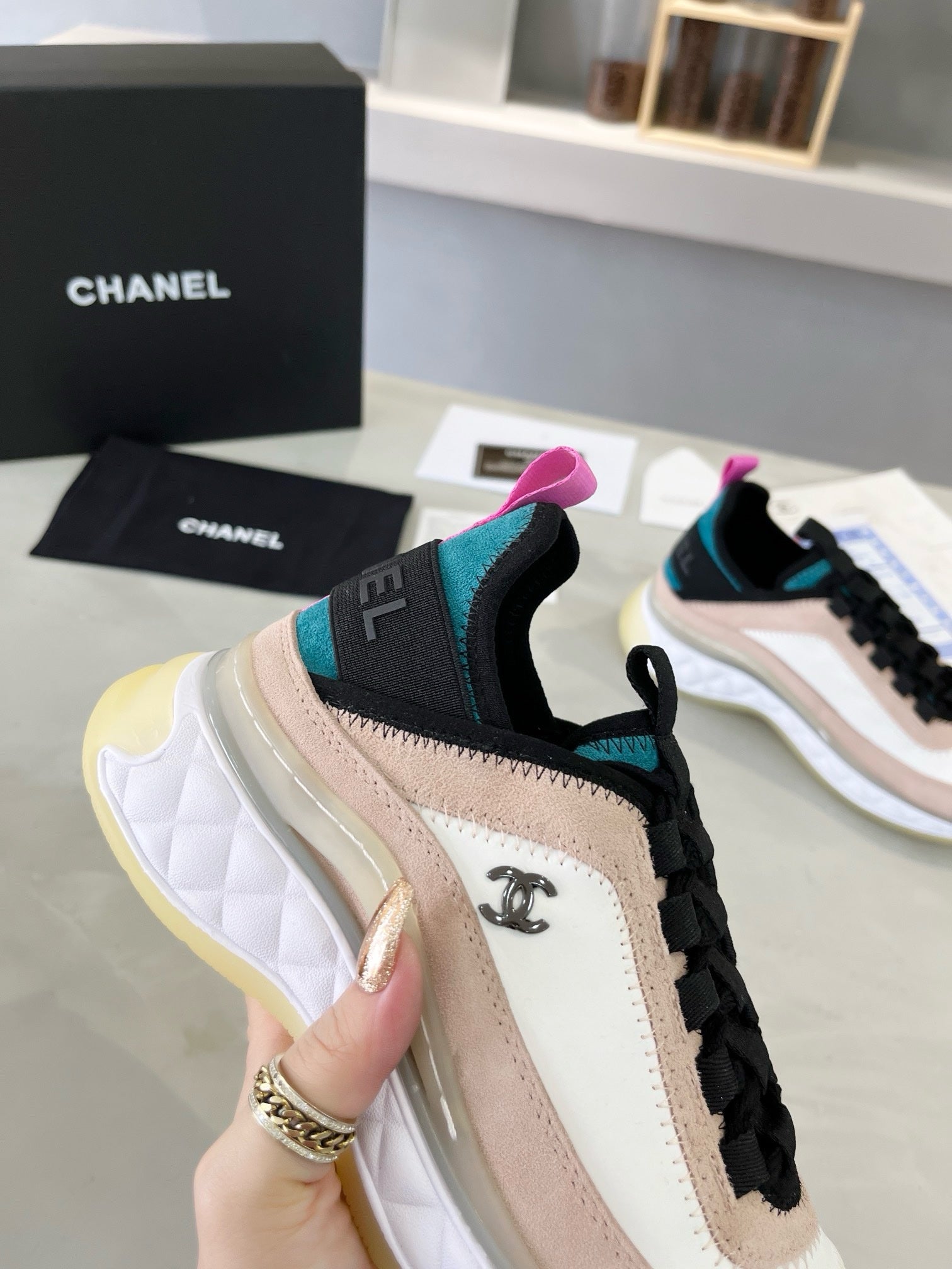 SNEAKERS CHANEL BEIGE