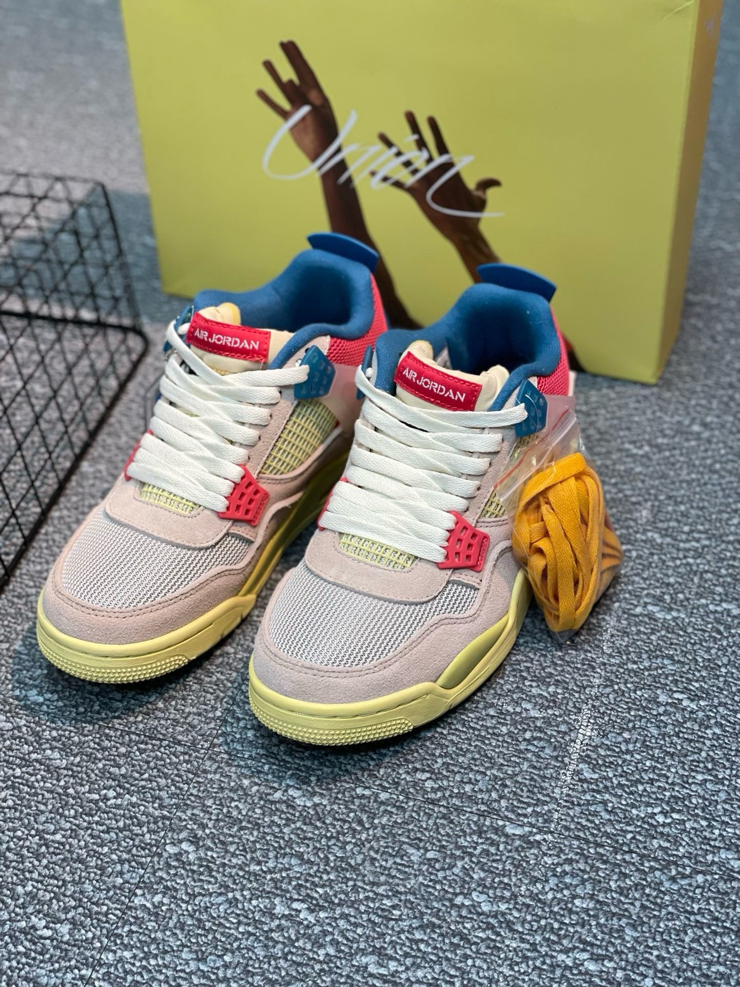 SNEAKERS AIR JORDAN 4 GUAVA ICE