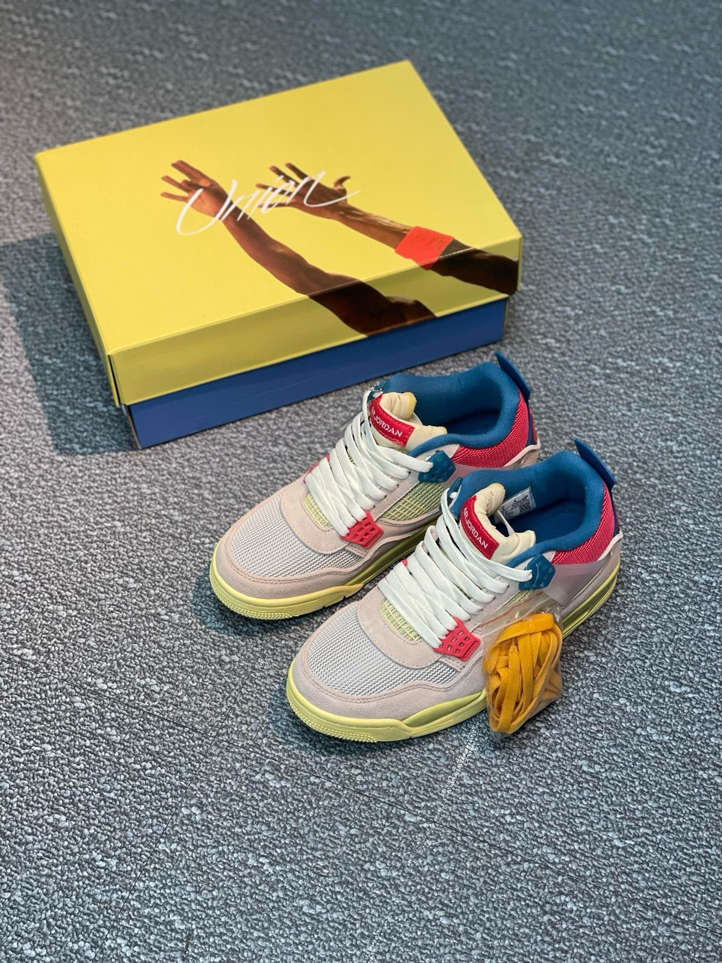 SNEAKERS AIR JORDAN 4 GUAVA ICE