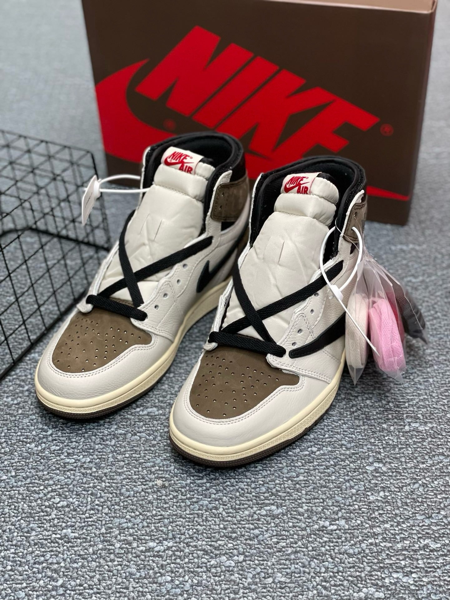 SNEAKERS AIR JORDAN 1 HIGH TRAVIS SCOTT MOCHA