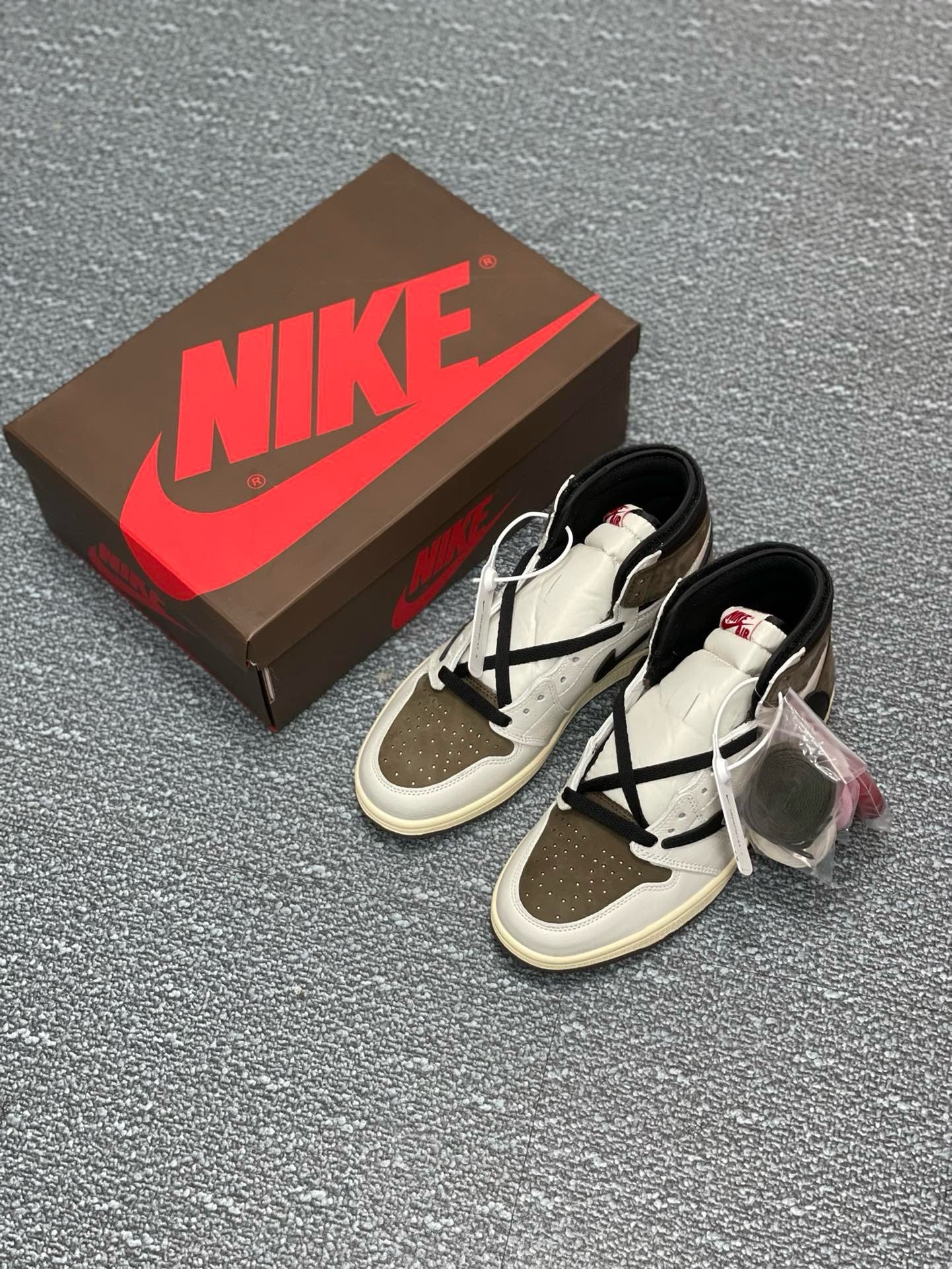 SNEAKERS AIR JORDAN 1 HIGH TRAVIS SCOTT MOCHA