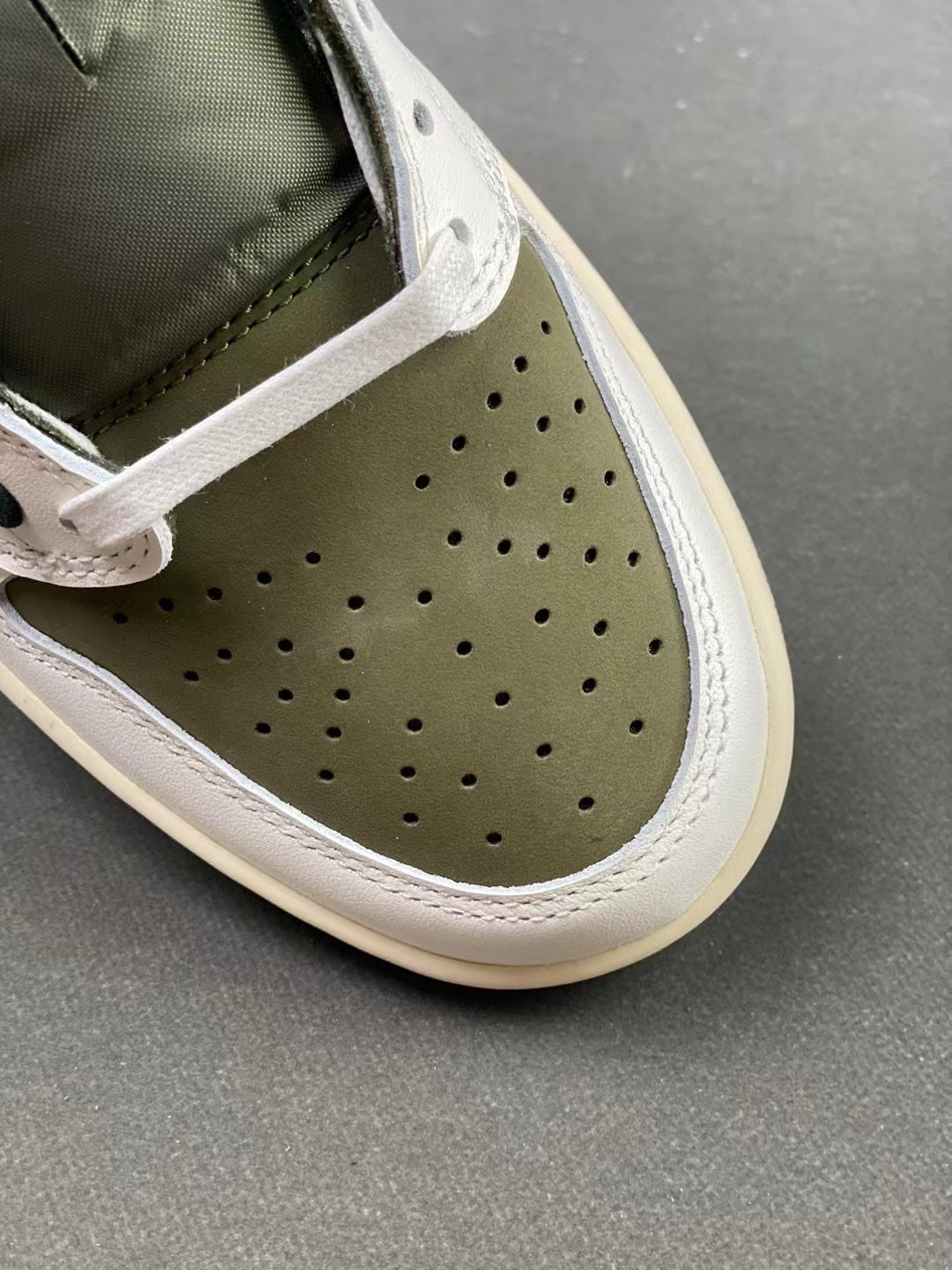 SNEAKERS AIR JORDAN 1 LOW TRAVIS SCOTT OLIVE