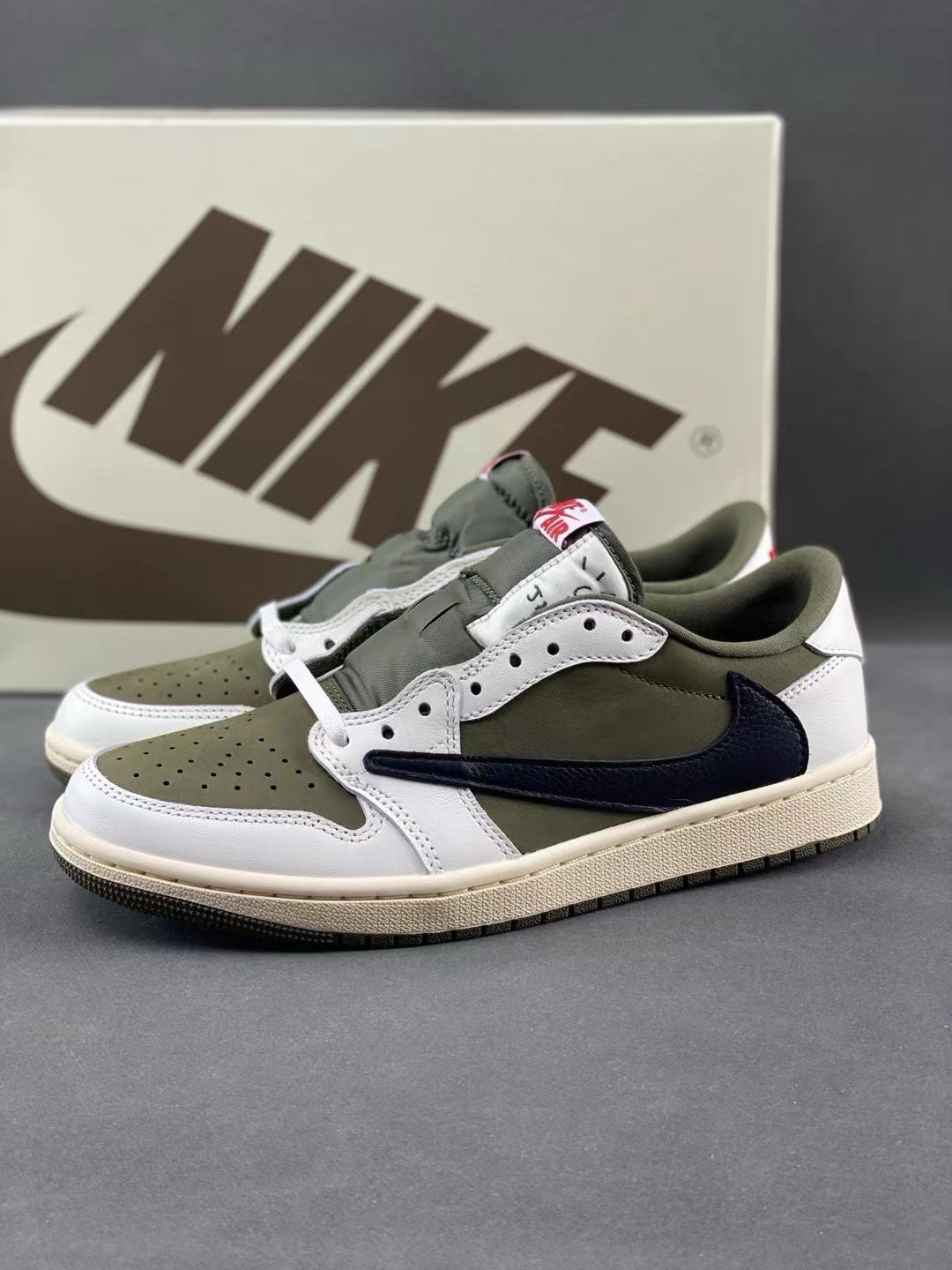 SNEAKERS AIR JORDAN 1 LOW TRAVIS SCOTT OLIVE