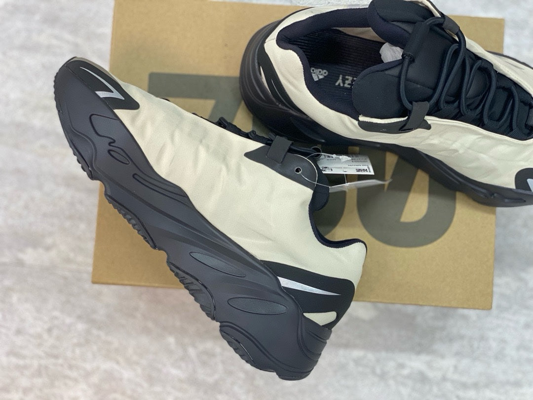 SNEAKERS ADIDAS YEEZYBOOST 700 MNVN