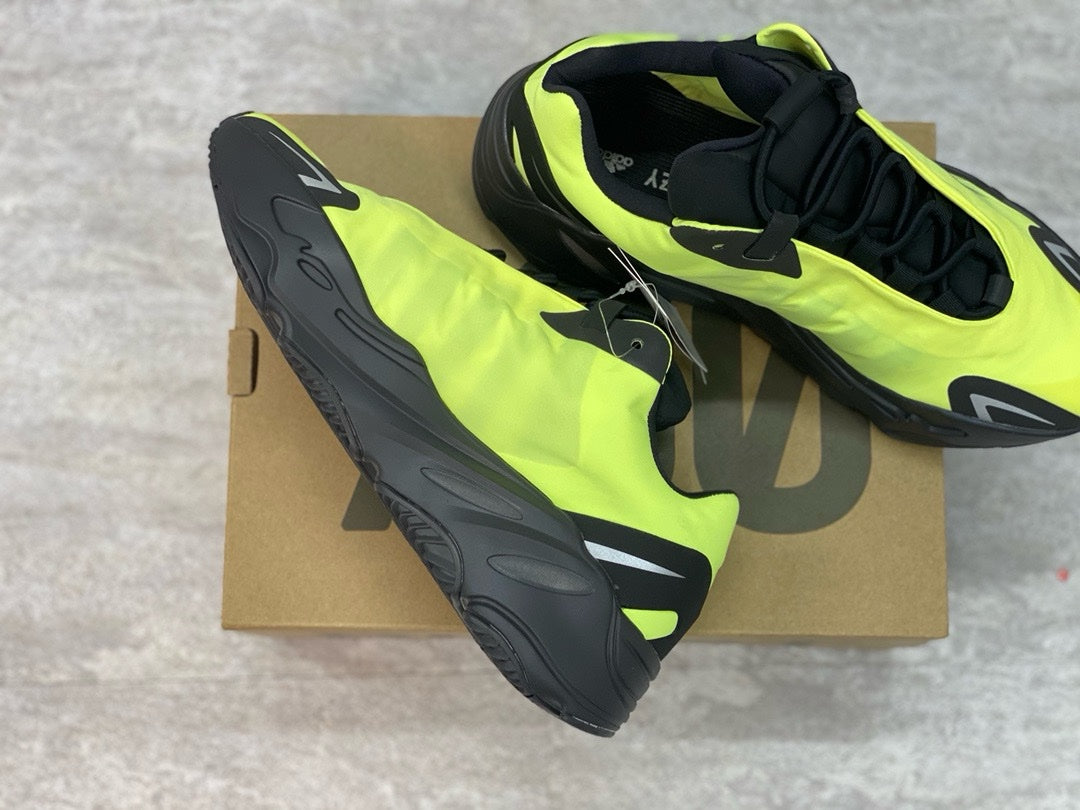 SNEAKERS ADIDAS YEEZYBOOST 700 MNVN
