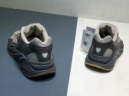 SNEAKERS ADIDAS YEEZYBOOST 700 GRIS