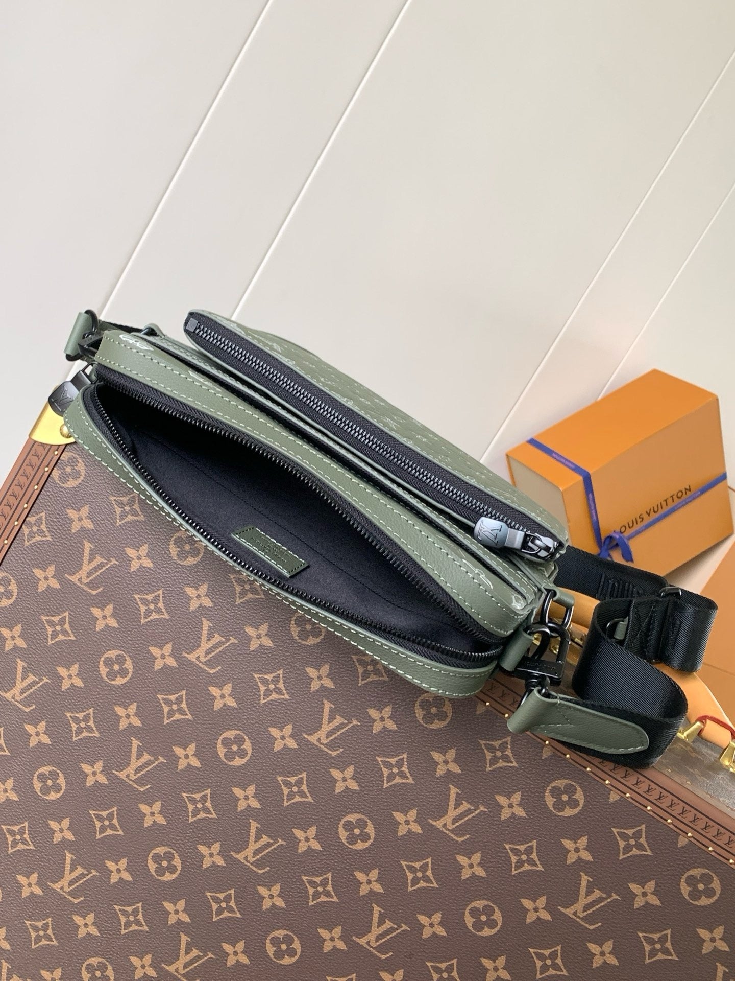 SACOCHE LOUIS VUITTON TRIO MESSENGER KAKI