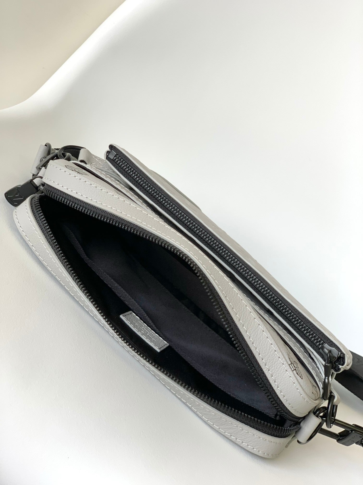 SACOCHE LOUIS VUITTON TRIO MESSENGER GRIS