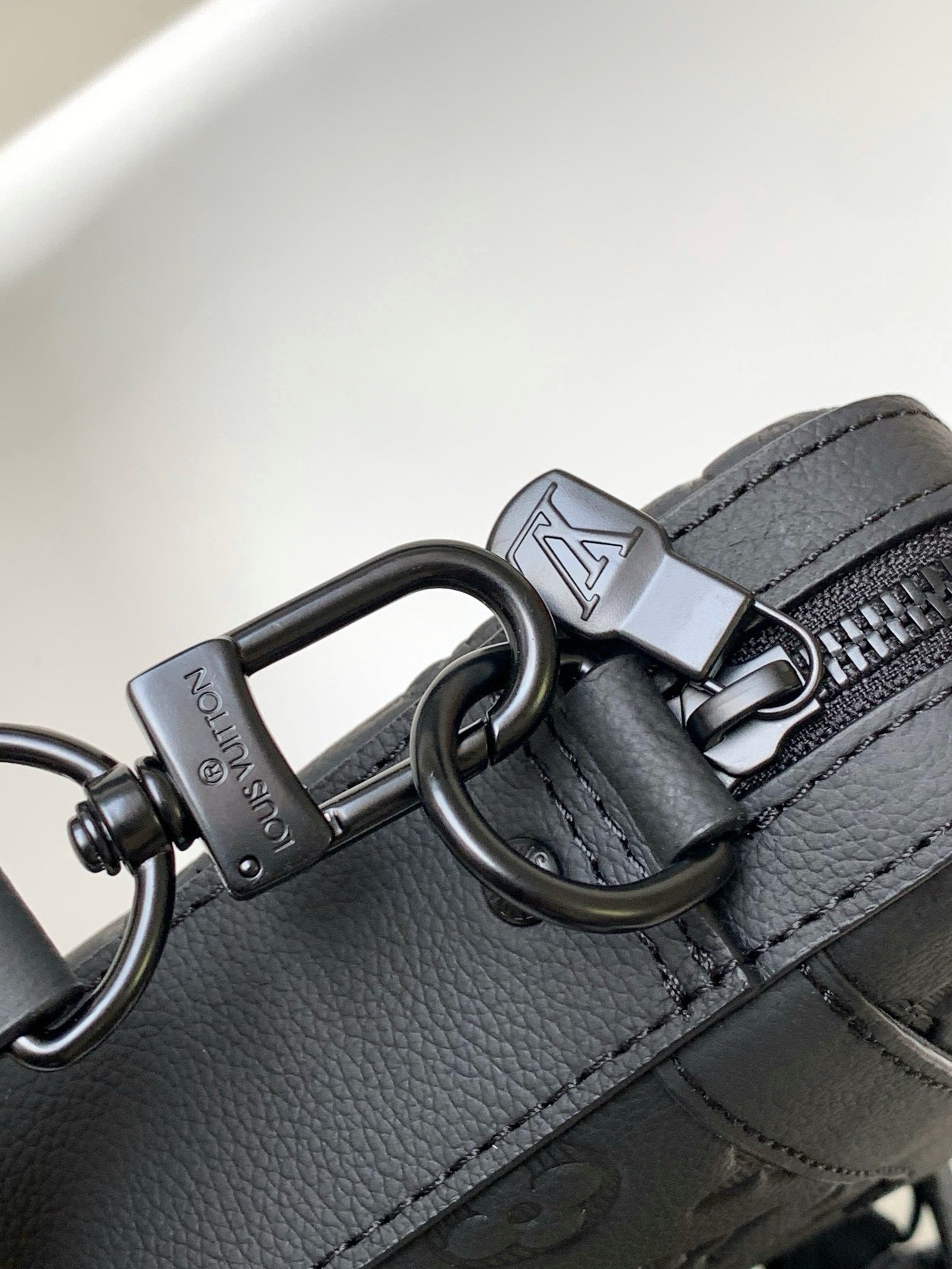 SACOCHE LOUIS VUITTON TRIO MESSENGER BLACK SHADOW