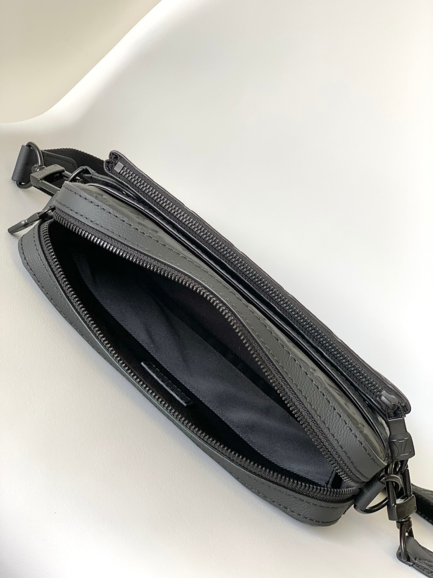 SACOCHE LOUIS VUITTON TRIO MESSENGER BLACK SHADOW