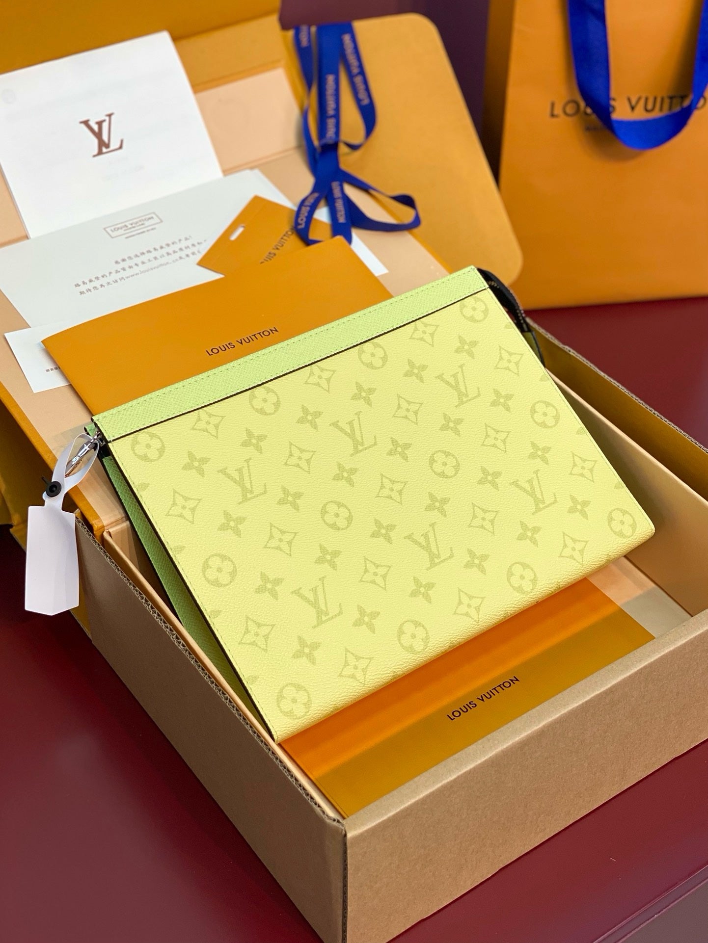 POCHETTE VOYAGE LOUIS VUITTON JAUNE