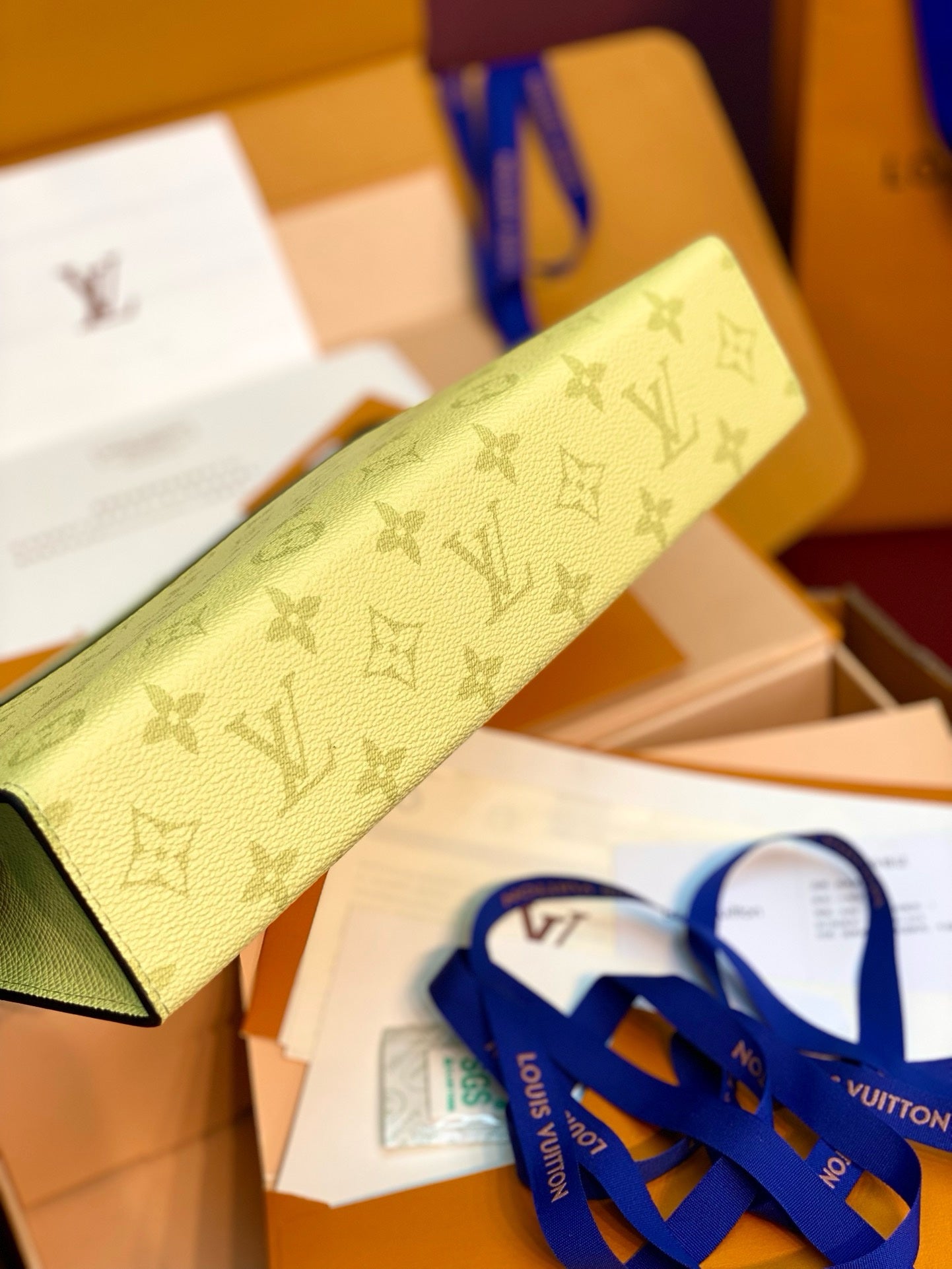 POCHETTE VOYAGE LOUIS VUITTON JAUNE