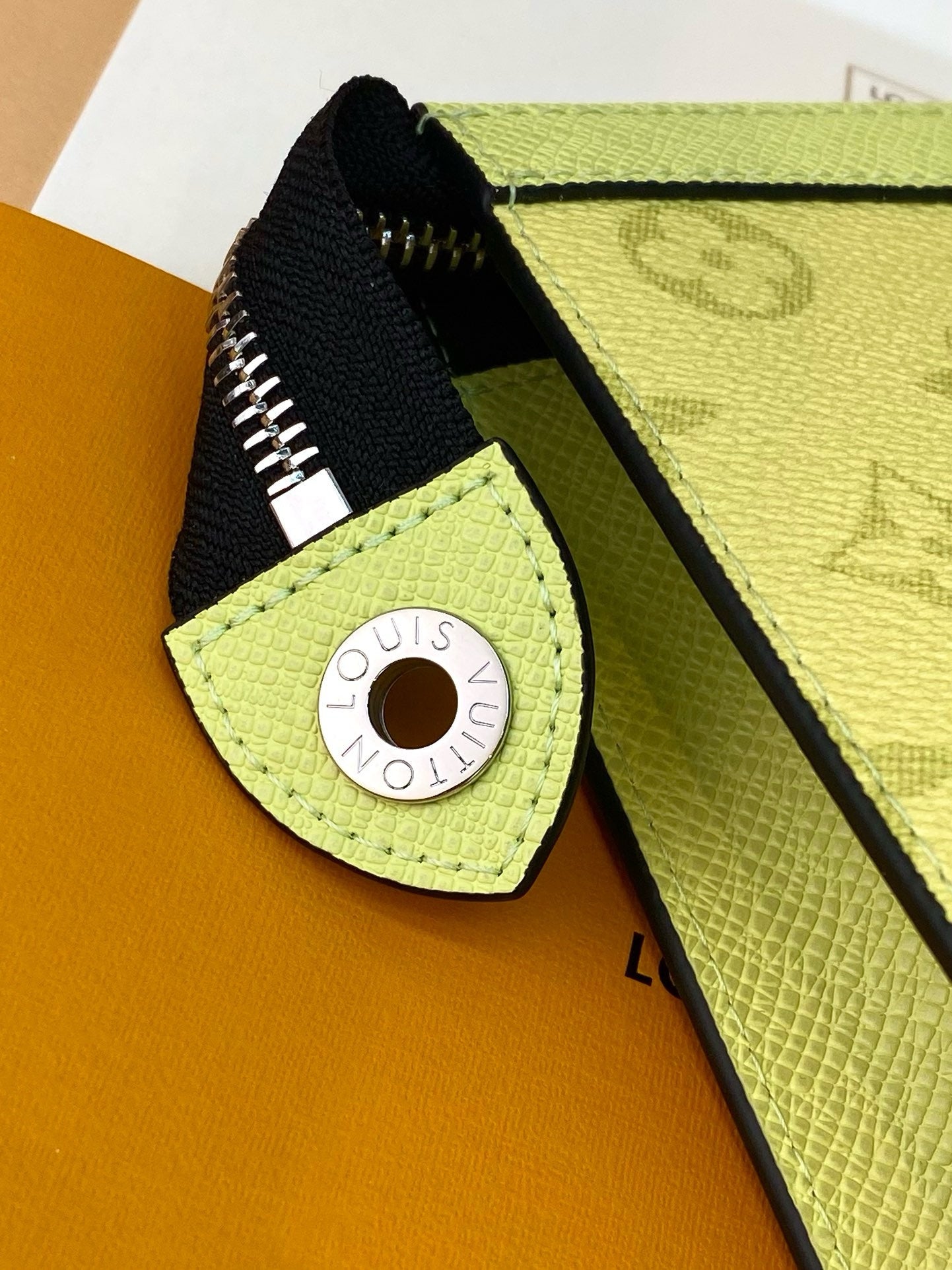 POCHETTE VOYAGE LOUIS VUITTON JAUNE