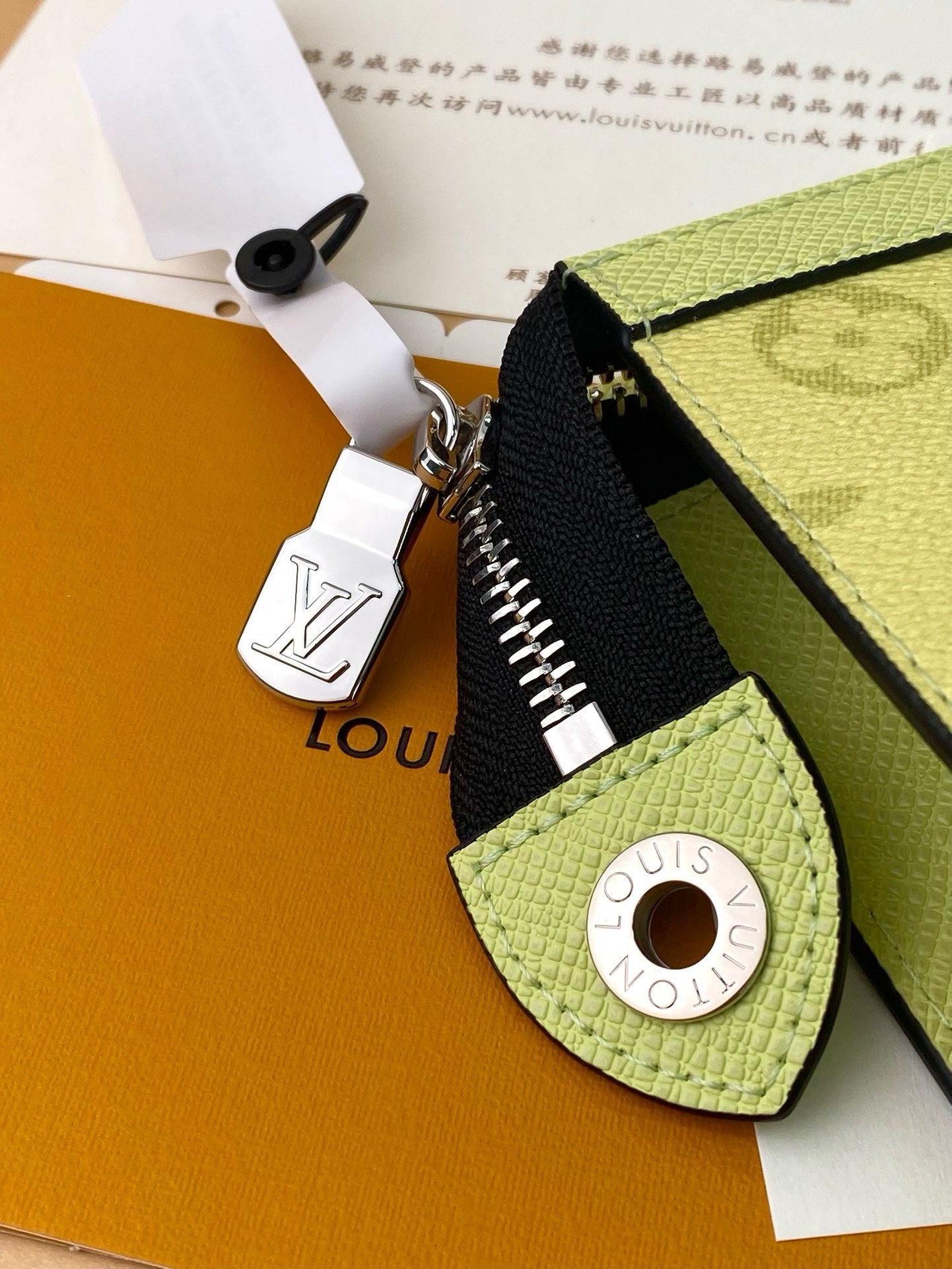 POCHETTE VOYAGE LOUIS VUITTON JAUNE