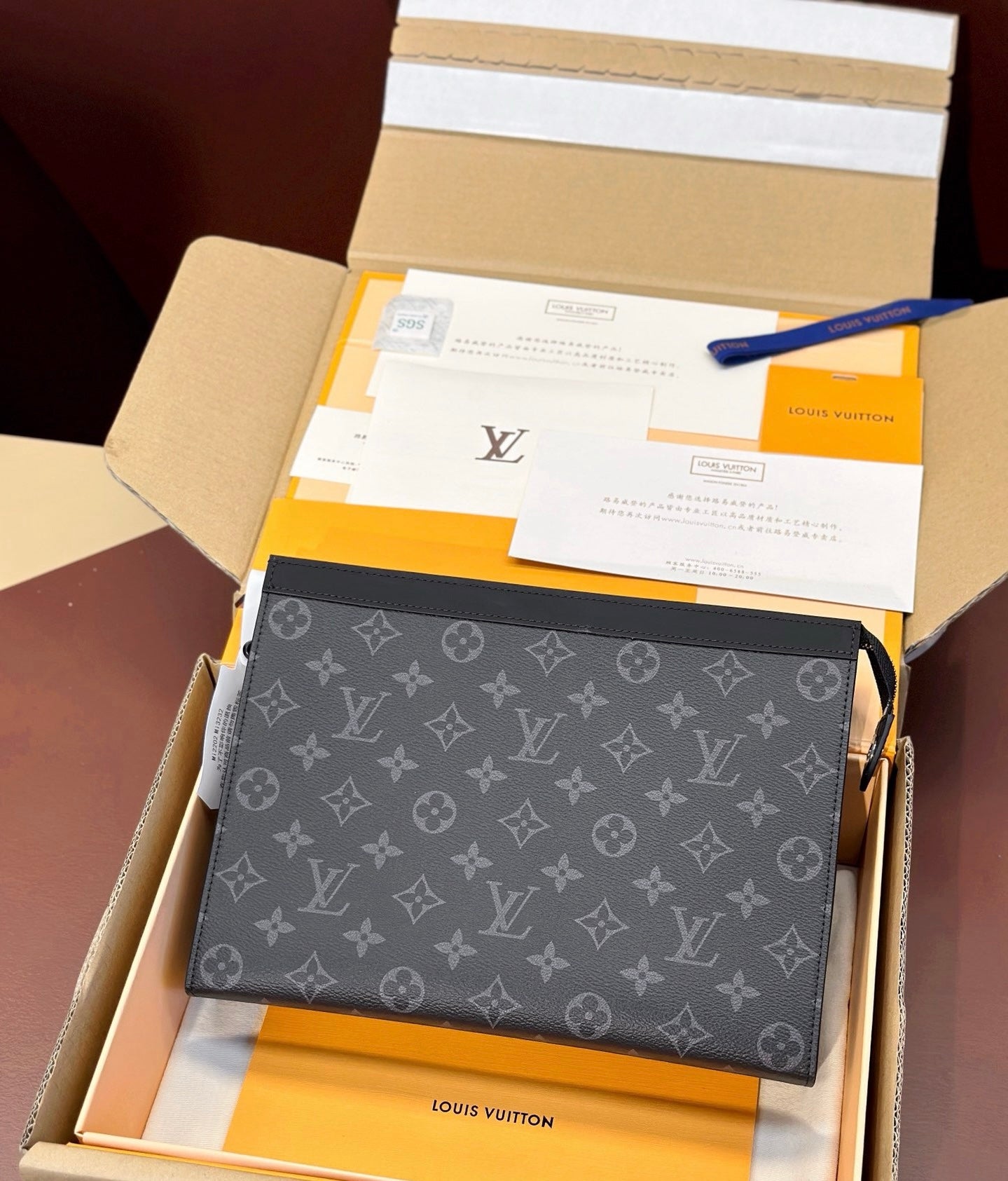 POCHETTE VOYAGE LOUIS VUITTON GRIS