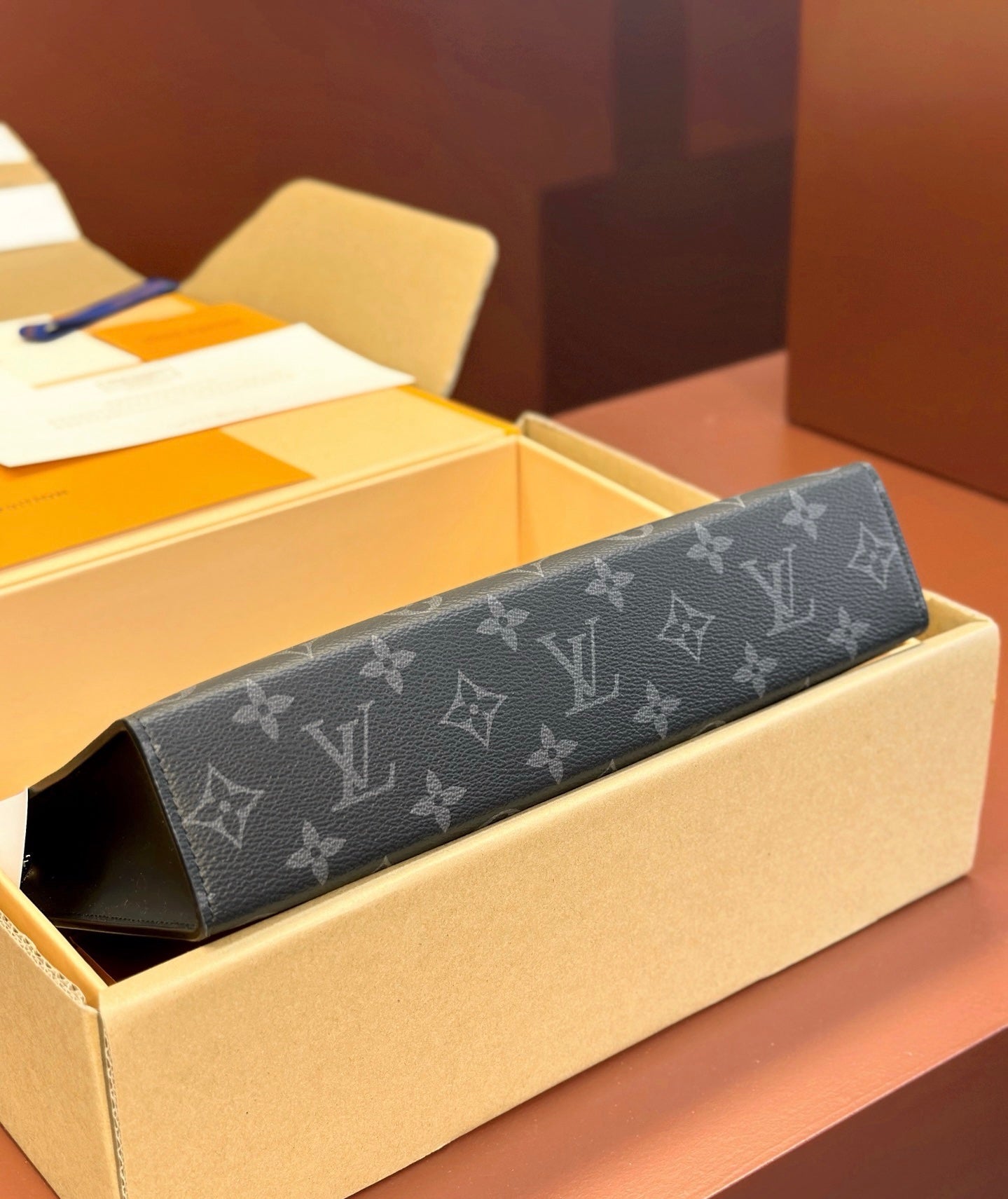 POCHETTE VOYAGE LOUIS VUITTON GRIS