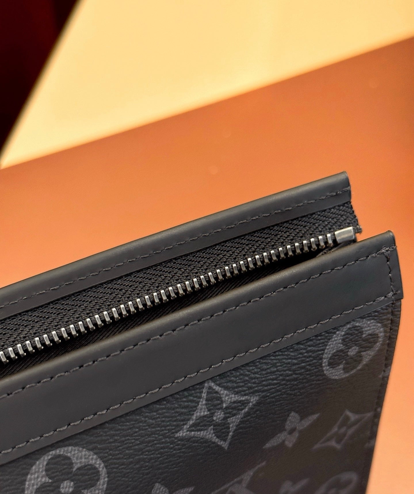 POCHETTE VOYAGE LOUIS VUITTON GRIS