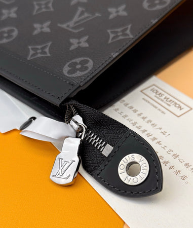 POCHETTE VOYAGE LOUIS VUITTON GRIS