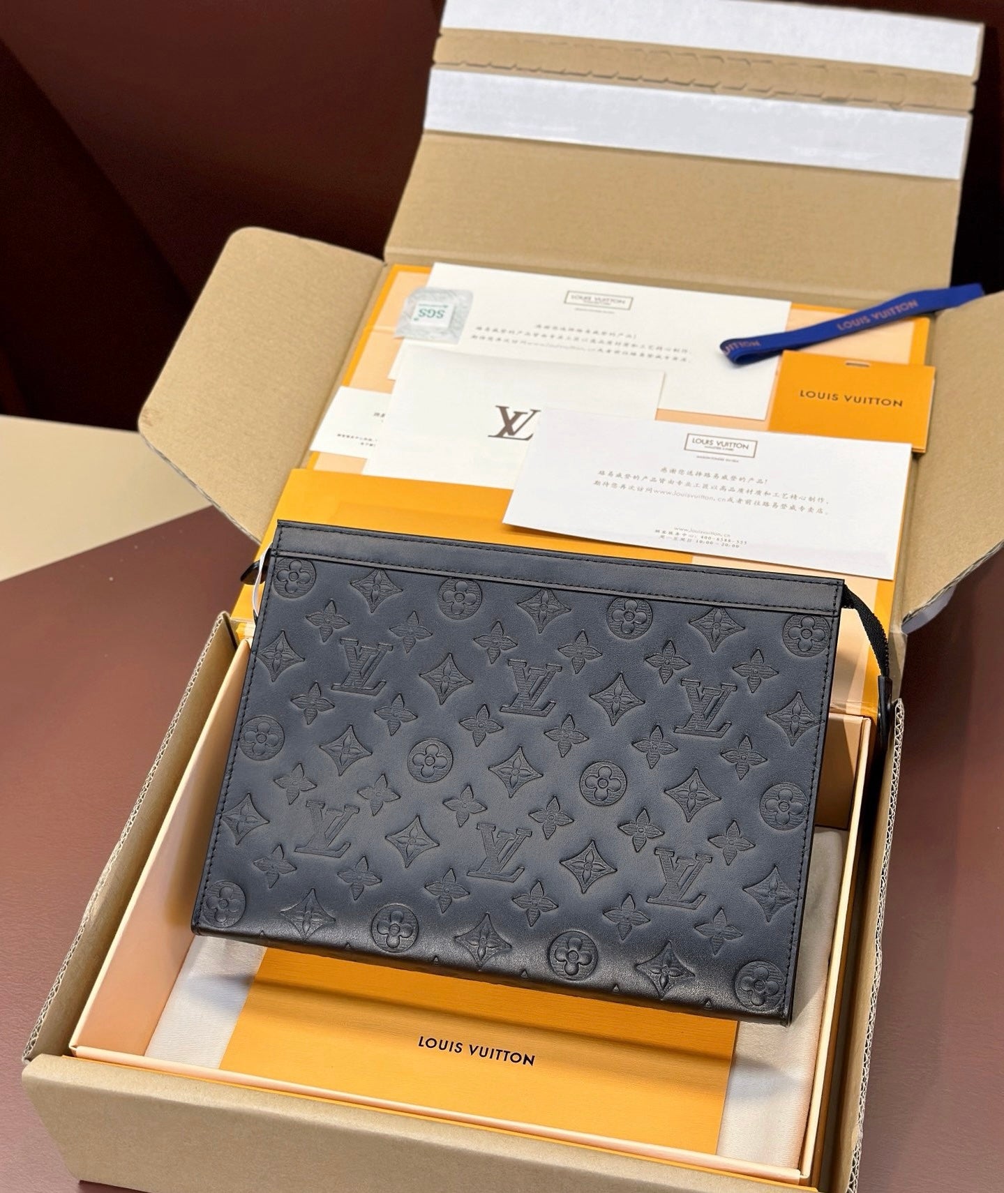 POCHETTE VOYAGE LOUIS VUITTON BLACK SHADOW