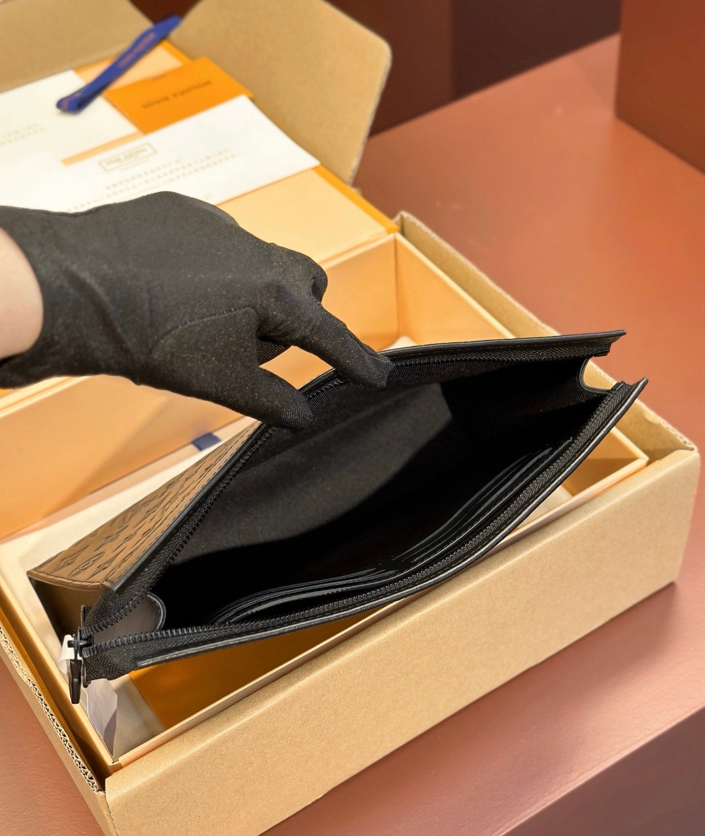 POCHETTE VOYAGE LOUIS VUITTON BLACK SHADOW