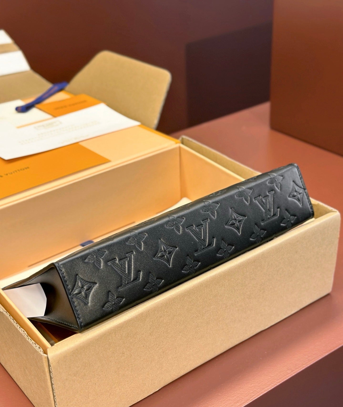 POCHETTE VOYAGE LOUIS VUITTON BLACK SHADOW