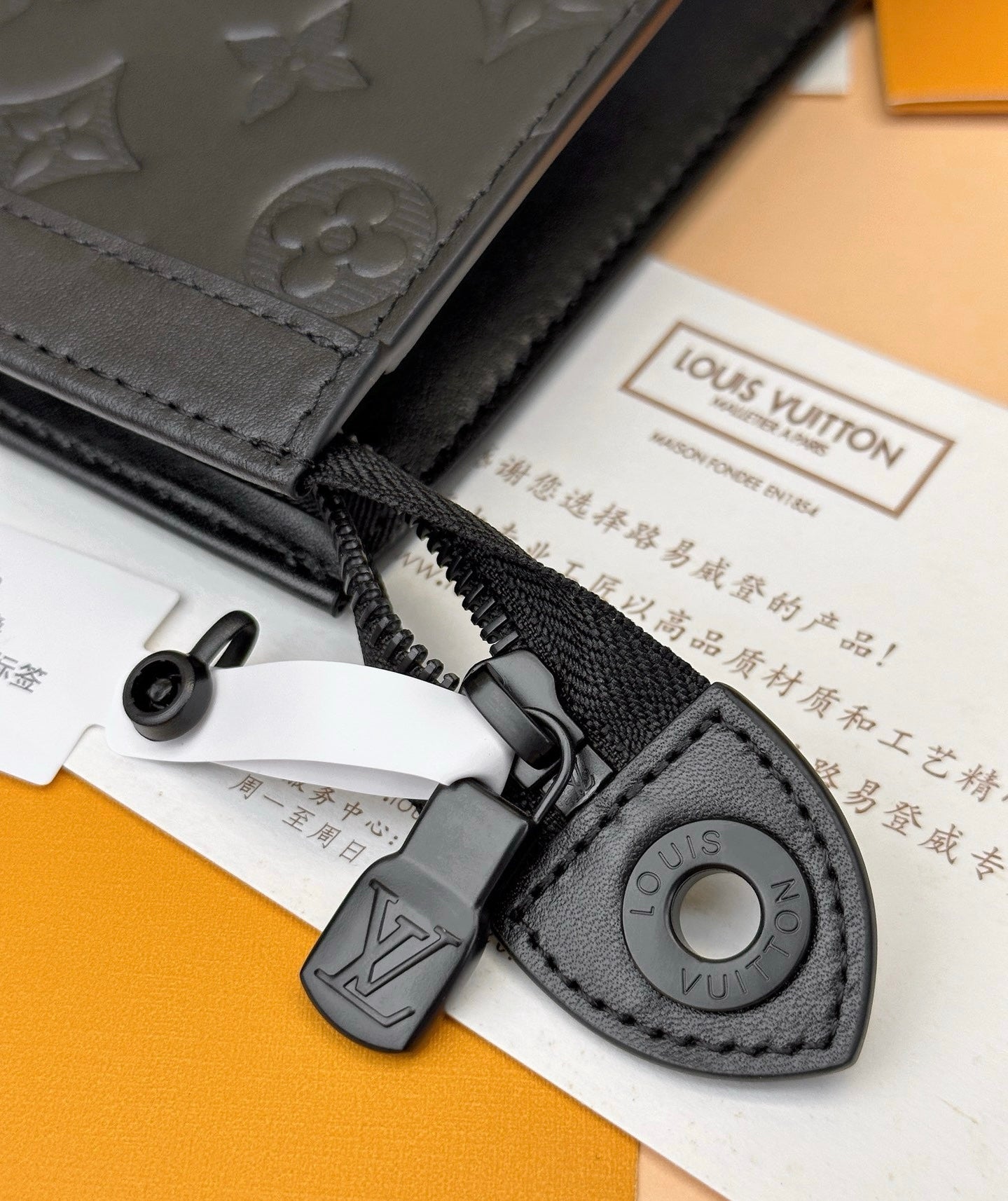 POCHETTE VOYAGE LOUIS VUITTON BLACK SHADOW